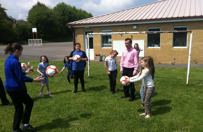 Alun Cairns MP with Oak Field pupils